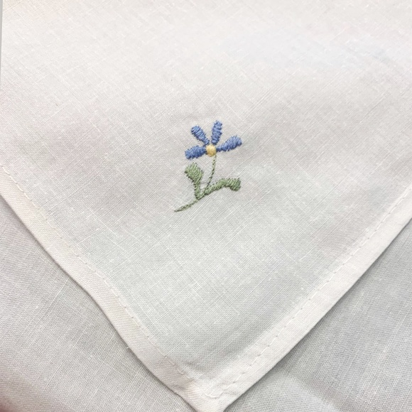 NEW Vintage Floral Embroidered Tablecloth + 8 Napkins - Picture 6 of 11